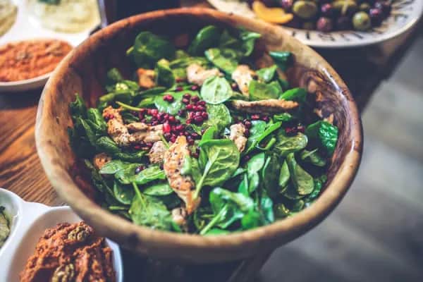 Bunte Salate für den leichten Lunch