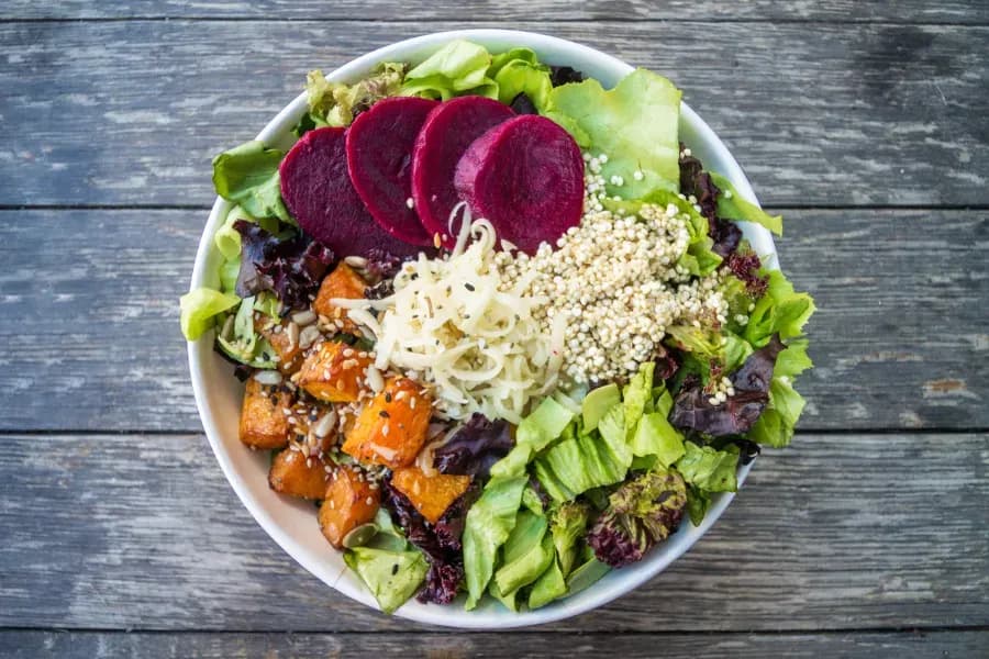 Bowls mit frischen Toppings