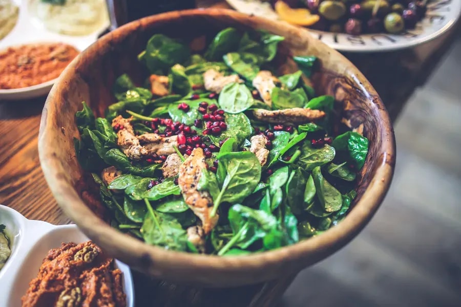 Bunte Salate in Lüneburg bei der Bäckerstraße für den leichten Lunch